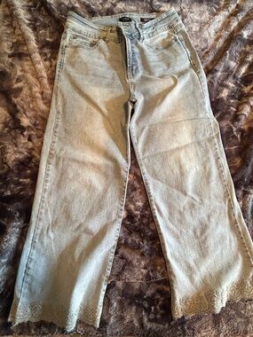 Vintage-Inspired Women's Ankle Crop Jeans - Light Gray with Scalloped Hem
